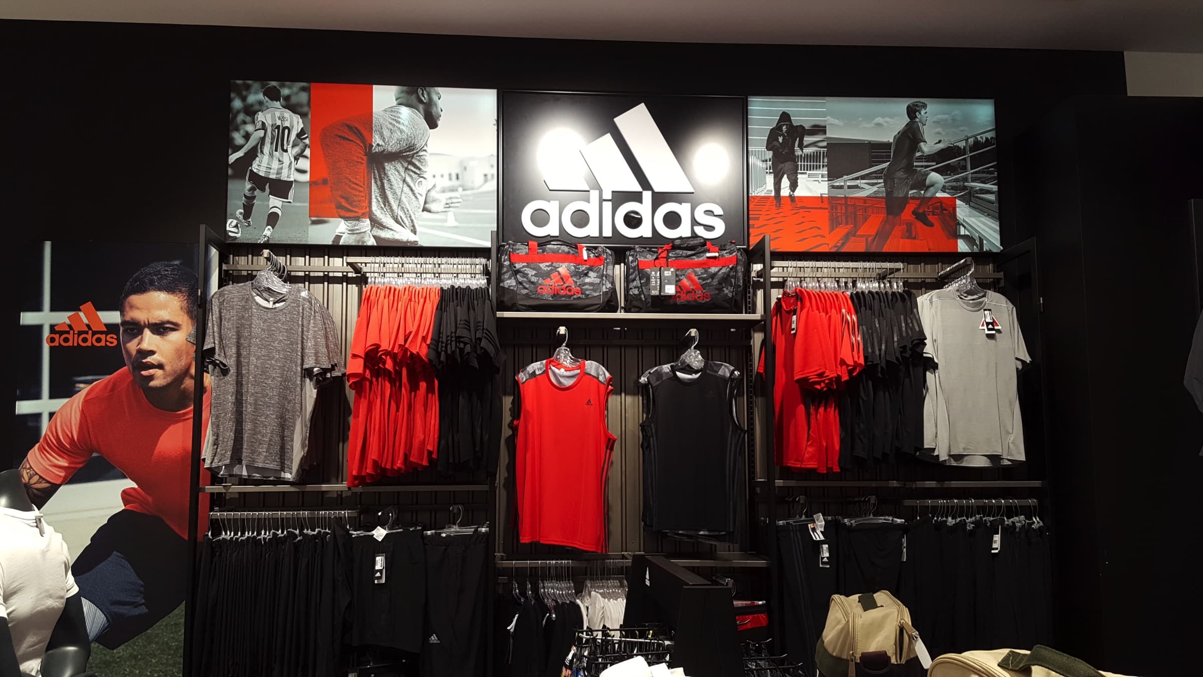 L’habillage des magasins Sports Experts & Atmosphère
