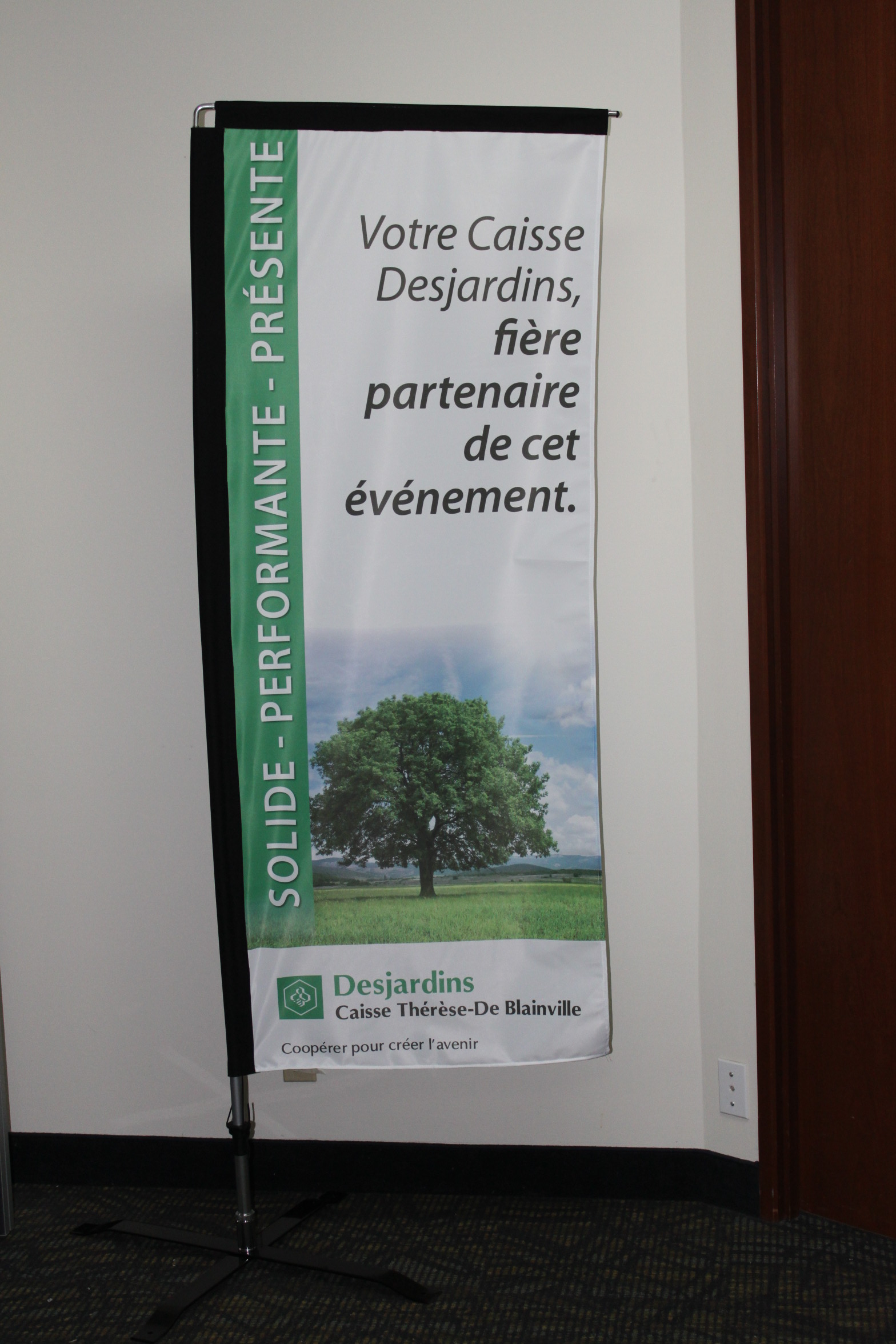 Square Flag Desjardins_3